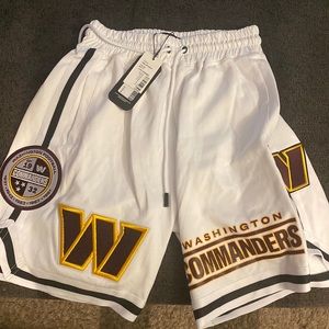 Commander hoodie an shorts